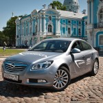 Opel Insignia у Смольного собора