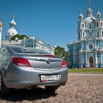 Opel Insignia фотография на фоне Смольного