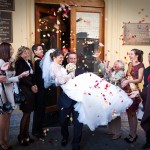 Новобрачные выходят из ЗАГСа