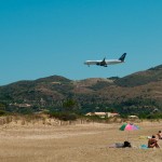 Посадка самолёта над пляжем