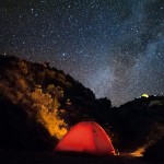 Млечный путь встает над палаточным лагерем