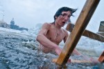 Купание в проруби на Крещение (19 января 2011)